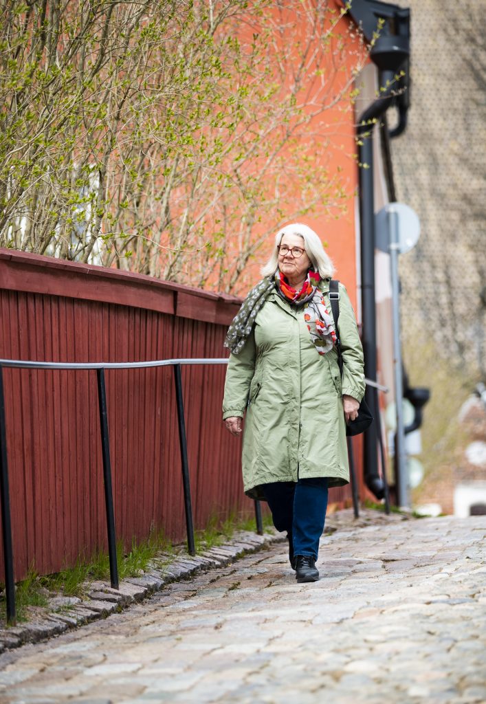 Kerstin Kronvall kävelee Porvoon kadulla.