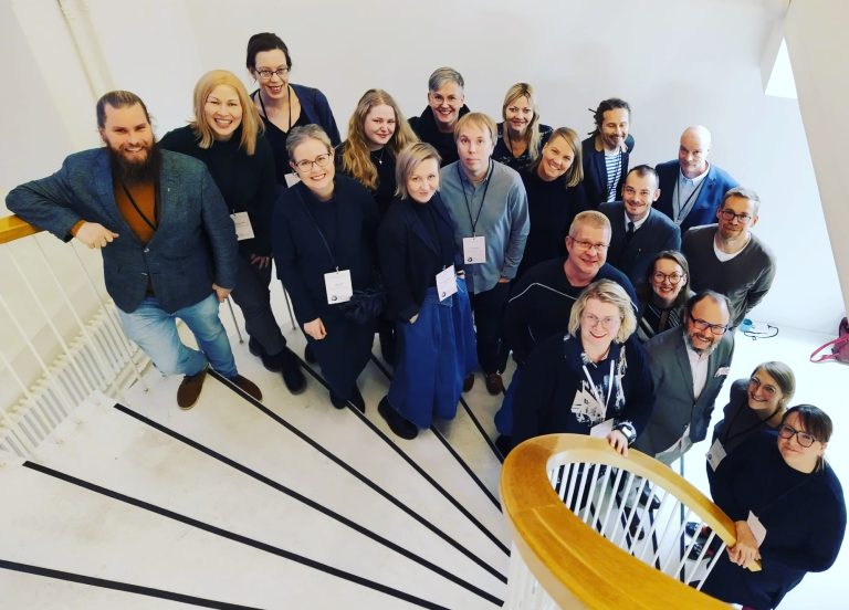 HSJ:n valtuustoryhmä poseeraa kameralle congres Paasitornin postaikossa.