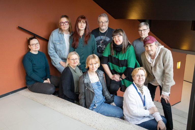 HSJ:n hallituksen jäsenet poseeraavat yhteiskuvassa portaikossa.