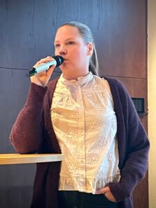 Journalistiliiton pj. Marjaana Varmavuori kertoo liiton ajankohtaiskuulumisia käsi taskussa HSJ:n vuosikokouksessa 30.3.26.